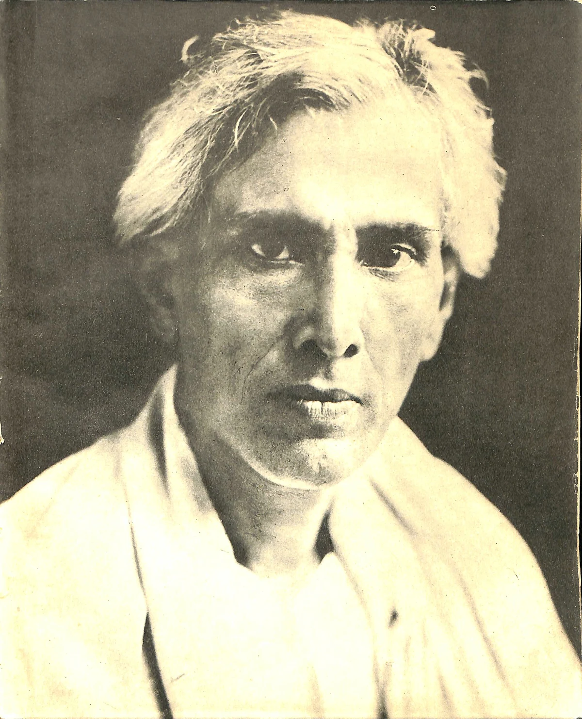 সাদা চাদর পরিহিত শরৎচন্দ্র চট্টোপাধ্যায়ের ঐতিহাসিক আলোকচিত্র